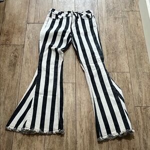 Black and White Flare Jeans with High Waist